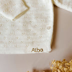 Brassière de naissance en maille ajourée écrue , personnalisable