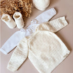 Brassière de naissance en maille ajourée écrue , personnalisable