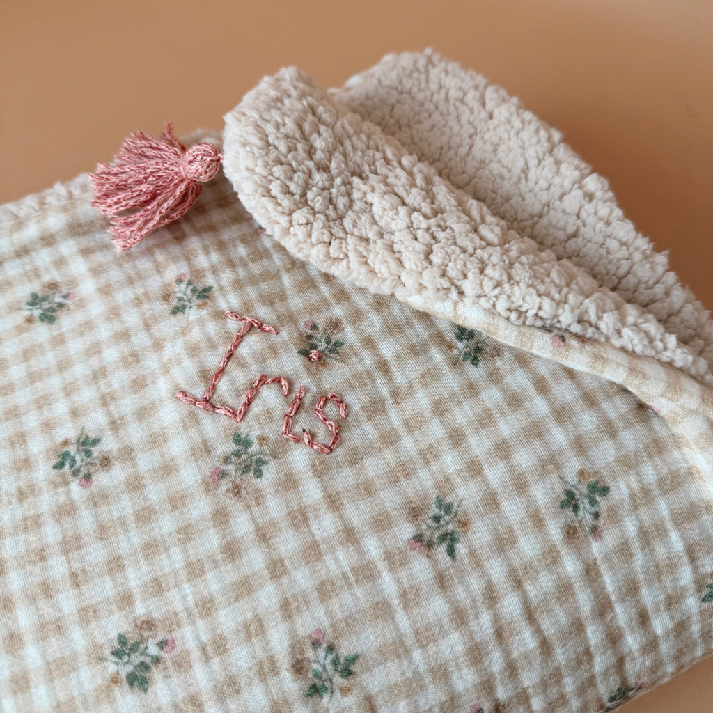 La couverture est une des pièces indispensable du trousseau de bébé. Parfaite en cadeau de naissance ou à s’offrir soit même, cette couverture demie saison est parfaite pour accompagner bébé tout au long de l'année, Cette grande couverture pourra également être utilisée en descente de lit quand bébé sera plus grand. Cette couverture est idéale pour bien réchauffer les bébés en demie saison grâce à sa fausse fourrure type sherpa mouton beige , et sa doublure en gaze de coton hypoallergénique au magnifique mo