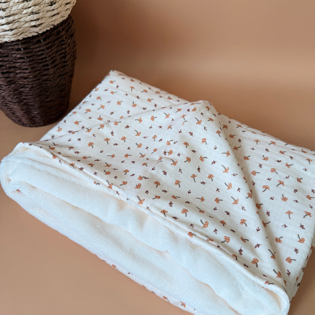 Faites de chaque moment de bain un moment de douceur et de confort pour votre tout-petit avec notre cape de bain XXL. Grâce à son maxi format, elle convient pour les enfants de 0 à 5 ans. Fabriquée en France avec une micro-éponge de bambou écrue de qualité supérieure, cette cape offre une absorption optimale et une sensation de luxe à chaque utilisation. Cette cape de bain généreuse est conçue pour envelopper confortablement votre bébé, offrant une couverture totale. Ainsi votre enfant est bien enveloppé à 