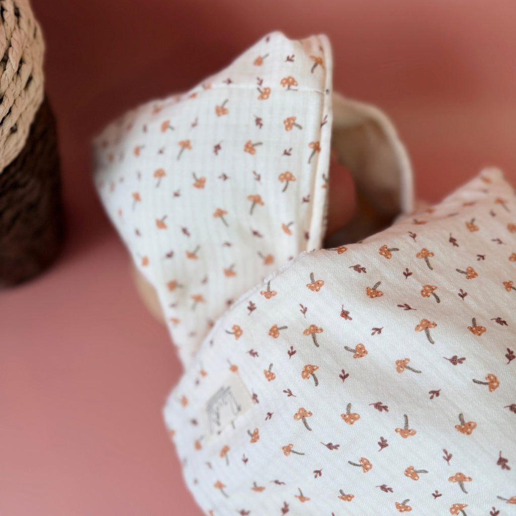 Faites de chaque moment de bain un moment de douceur et de confort pour votre tout-petit avec notre cape de bain XXL. Grâce à son maxi format, elle convient pour les enfants de 0 à 5 ans. Fabriquée en France avec une micro-éponge de bambou écrue de qualité supérieure, cette cape offre une absorption optimale et une sensation de luxe à chaque utilisation. Cette cape de bain généreuse est conçue pour envelopper confortablement votre bébé, offrant une couverture totale. Ainsi votre enfant est bien enveloppé à 