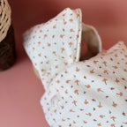 Faites de chaque moment de bain un moment de douceur et de confort pour votre tout-petit avec notre cape de bain XXL. Grâce à son maxi format, elle convient pour les enfants de 0 à 5 ans. Fabriquée en France avec une micro-éponge de bambou écrue de qualité supérieure, cette cape offre une absorption optimale et une sensation de luxe à chaque utilisation. Cette cape de bain généreuse est conçue pour envelopper confortablement votre bébé, offrant une couverture totale. Ainsi votre enfant est bien enveloppé à 