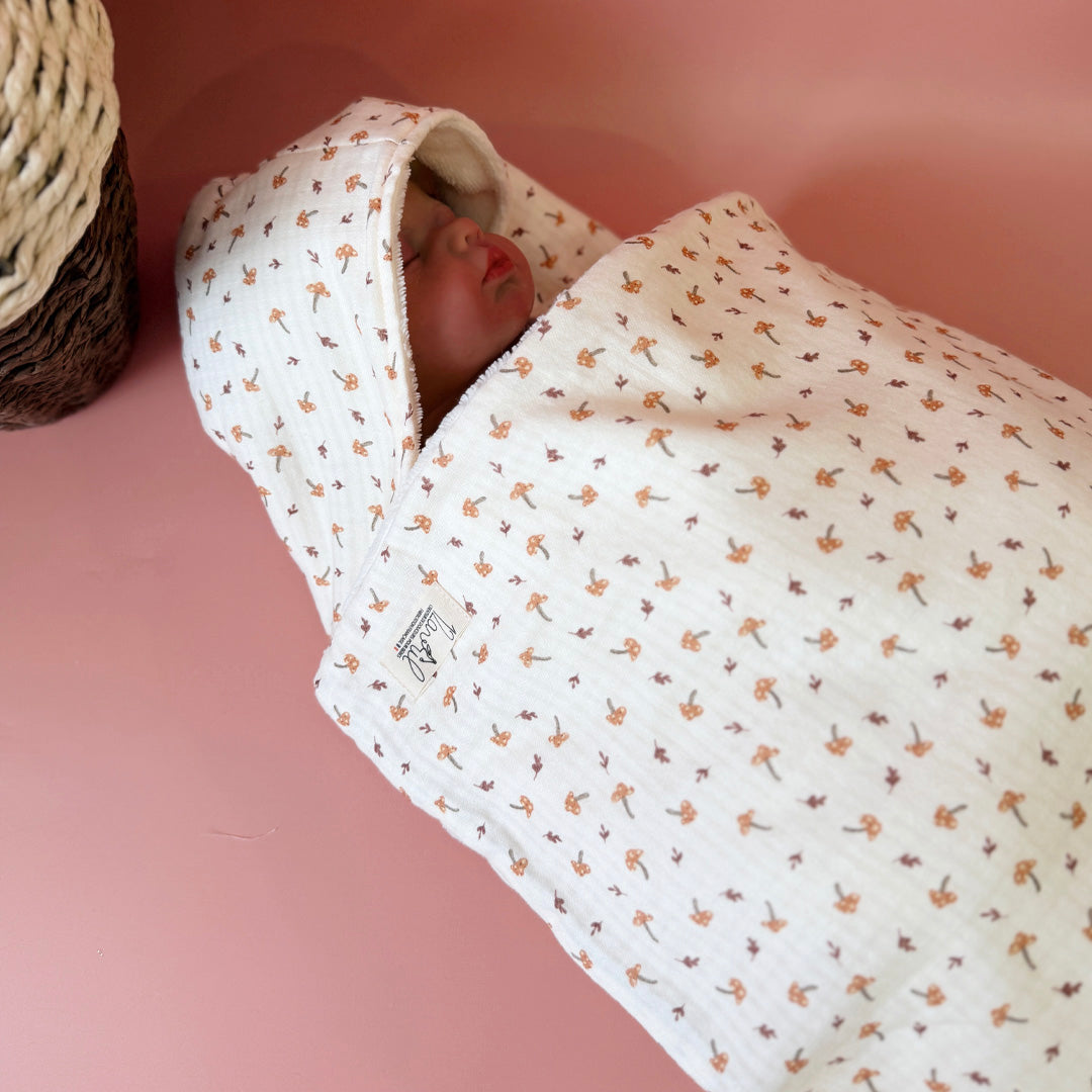 Faites de chaque moment de bain un moment de douceur et de confort pour votre tout-petit avec notre cape de bain XXL. Grâce à son maxi format, elle convient pour les enfants de 0 à 5 ans. Fabriquée en France avec une micro-éponge de bambou écrue de qualité supérieure, cette cape offre une absorption optimale et une sensation de luxe à chaque utilisation. Cette cape de bain généreuse est conçue pour envelopper confortablement votre bébé, offrant une couverture totale. Ainsi votre enfant est bien enveloppé à 