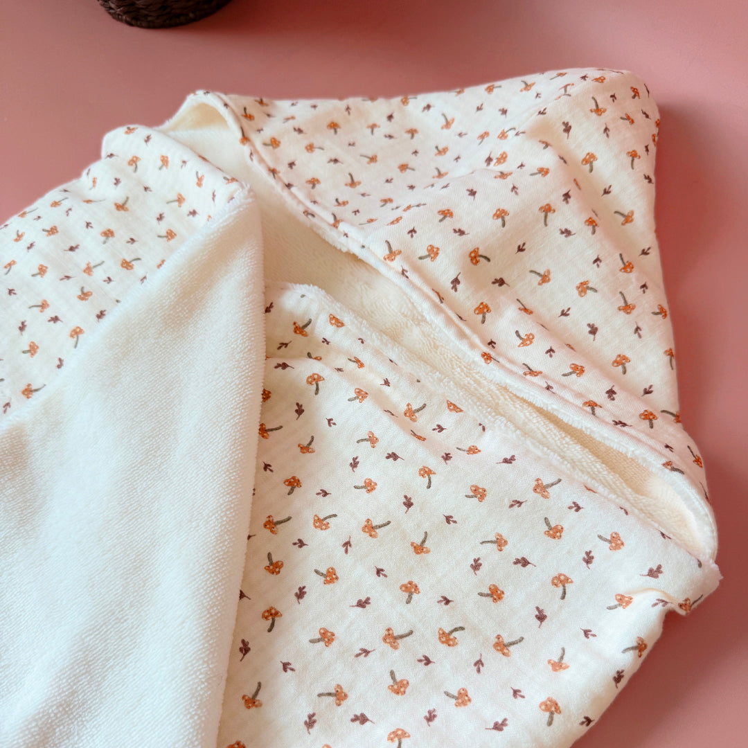 Faites de chaque moment de bain un moment de douceur et de confort pour votre tout-petit avec notre cape de bain XXL. Grâce à son maxi format, elle convient pour les enfants de 0 à 5 ans. Fabriquée en France avec une micro-éponge de bambou écrue de qualité supérieure, cette cape offre une absorption optimale et une sensation de luxe à chaque utilisation. Cette cape de bain généreuse est conçue pour envelopper confortablement votre bébé, offrant une couverture totale. Ainsi votre enfant est bien enveloppé à 