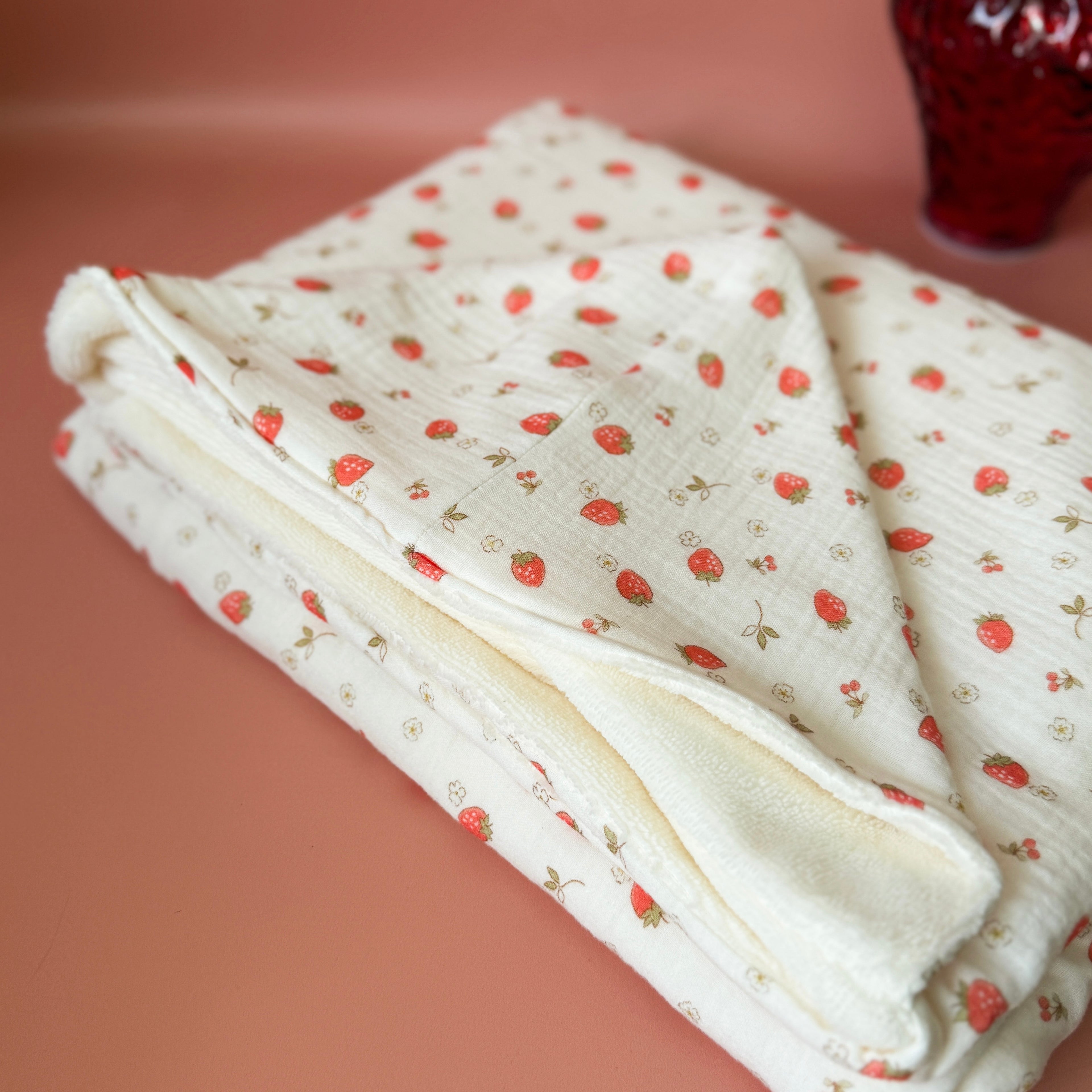 Ma grande cape de bain XXL personnalisée - Motif Fraises Cerises