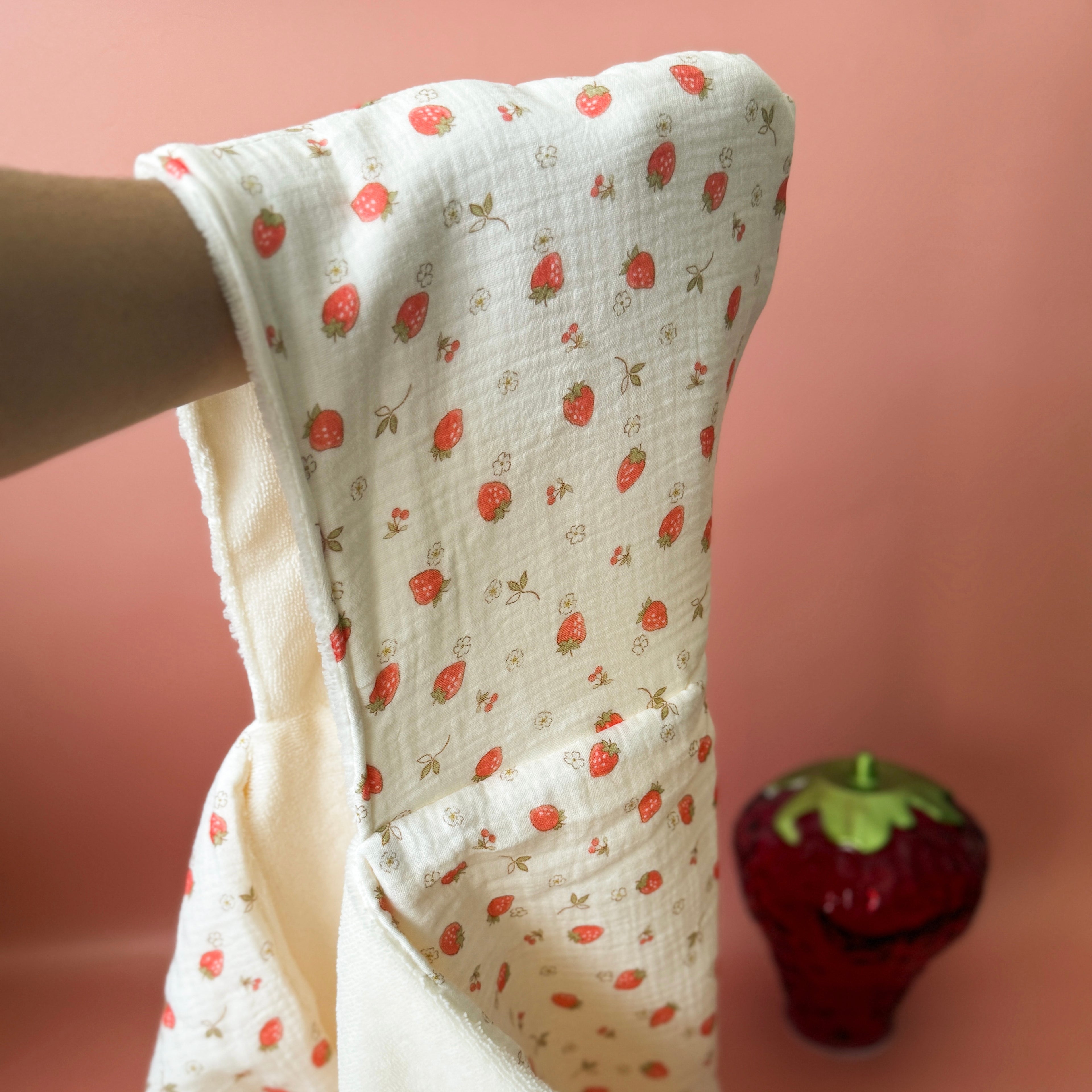 Ma grande cape de bain XXL personnalisée - Motif Fraises Cerises