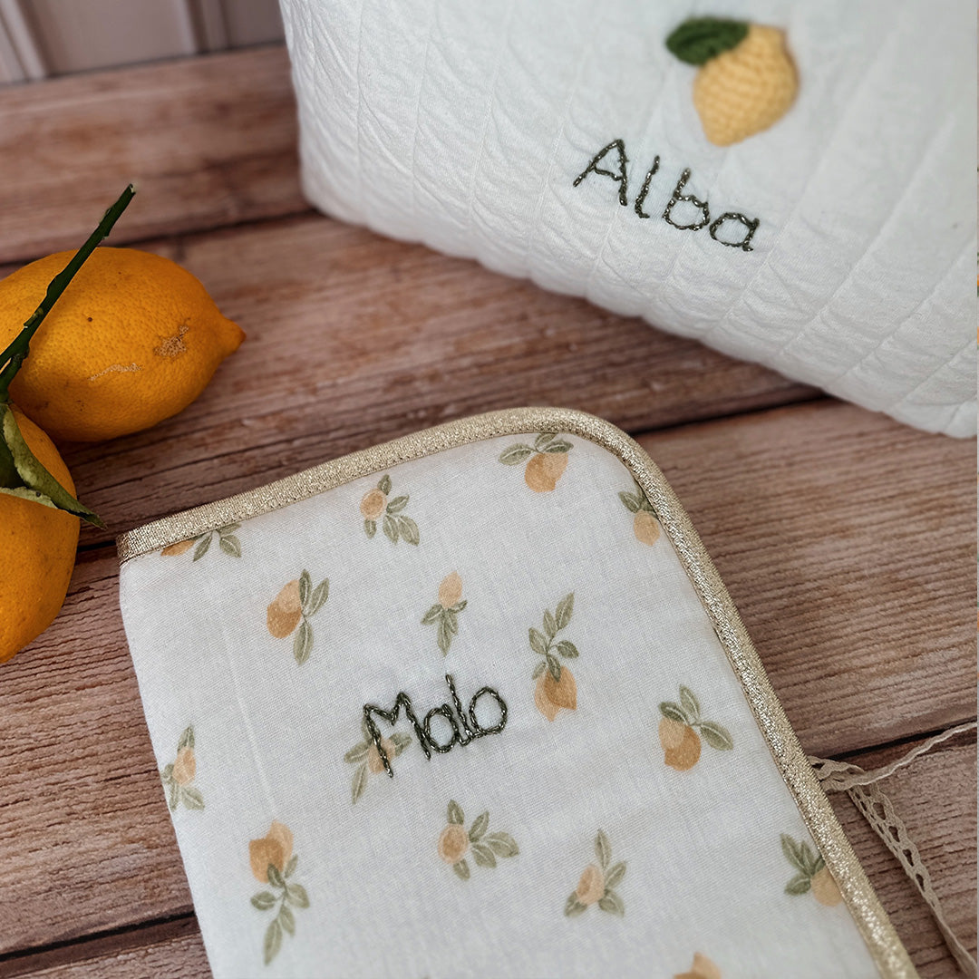 protège carnet de santé universel motif citron en gaze de coton personnalisable au prénom de votre enfant - made in France