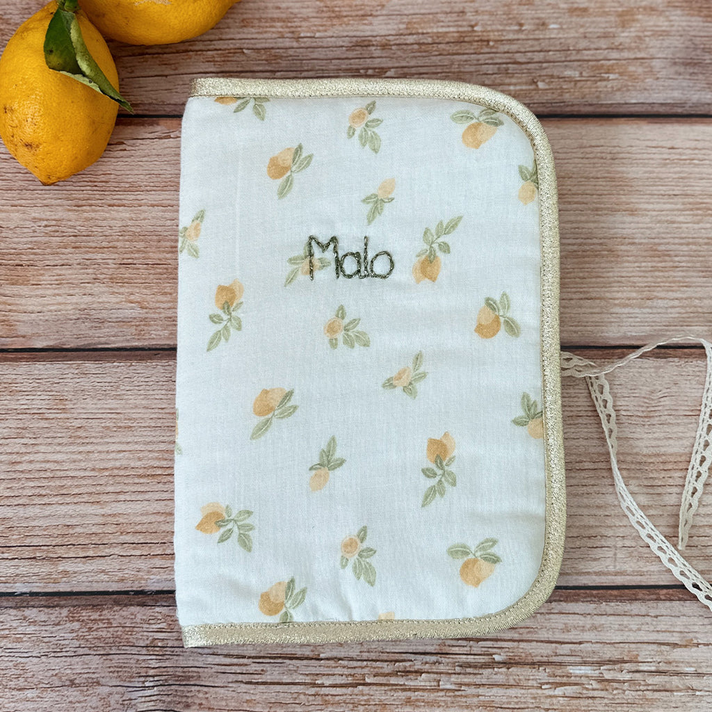 protège carnet de santé universel motif citron en gaze de coton personnalisable au prénom de votre enfant - made in France