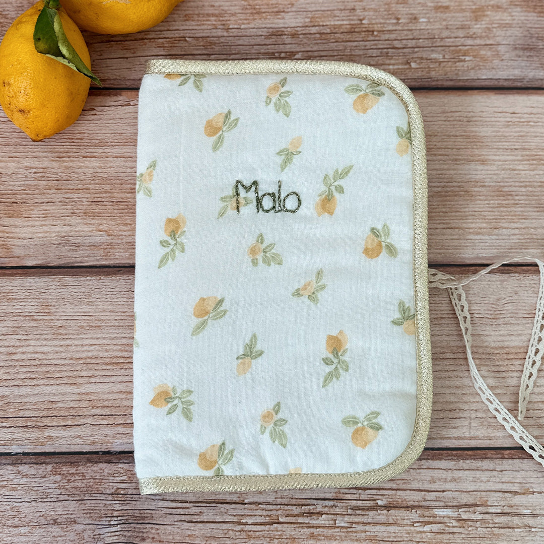 protège carnet de santé universel motif citron en gaze de coton personnalisable au prénom de votre enfant - made in France