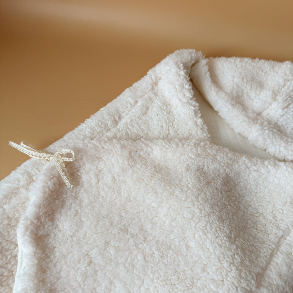 Chancelière pour cosy auto bébé en gaze de coton matelassée et fausse fourrure sherpa
