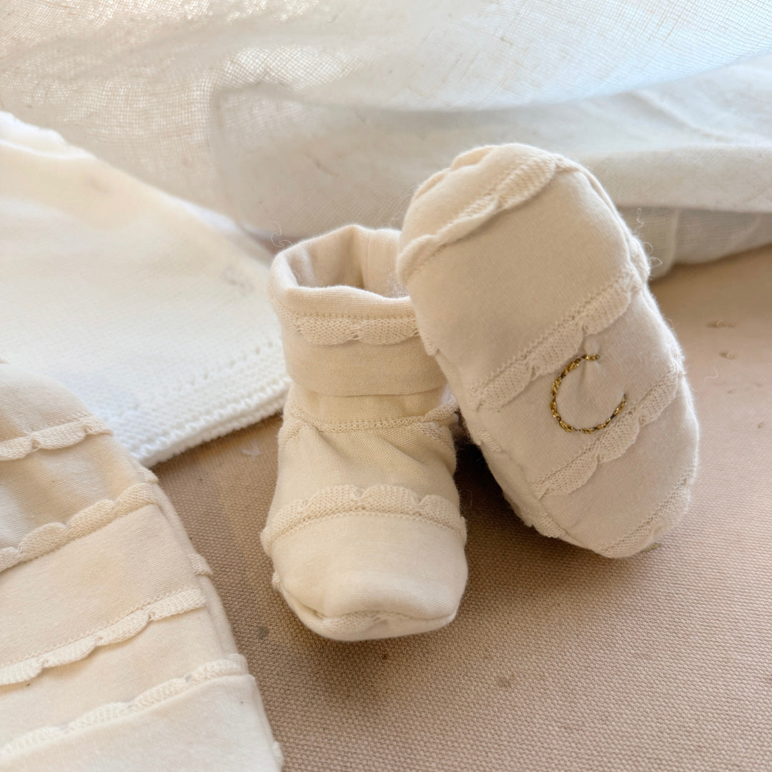 Immortaliser les premiers jours de vie de bébé avec ce joli petit bonnet personnalisé. Il est en 100% jersey de coton biologique écru. Il sera réchauffer bébé. Idéale pour annoncer le prénom de bébé à la naissance ! Le saviez-vous? Toutes les extrémités du corps de bébé sont les plus vulnérables au froid , pieds, mains, oreilles ... Même en plein été il est important de bien couvrir bébé dès la naissance, n'oublions pas qu'il sort d'un bain de 37° C depuis 9 mois ! Le petit plus: la broderie qui annonce le 