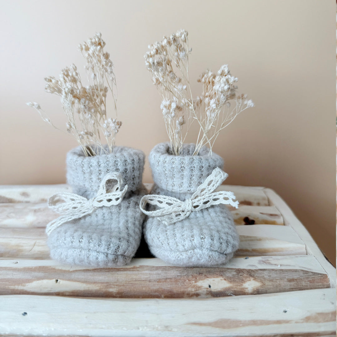 Chaussons de Naissance en Maille nid d'abeille Grège