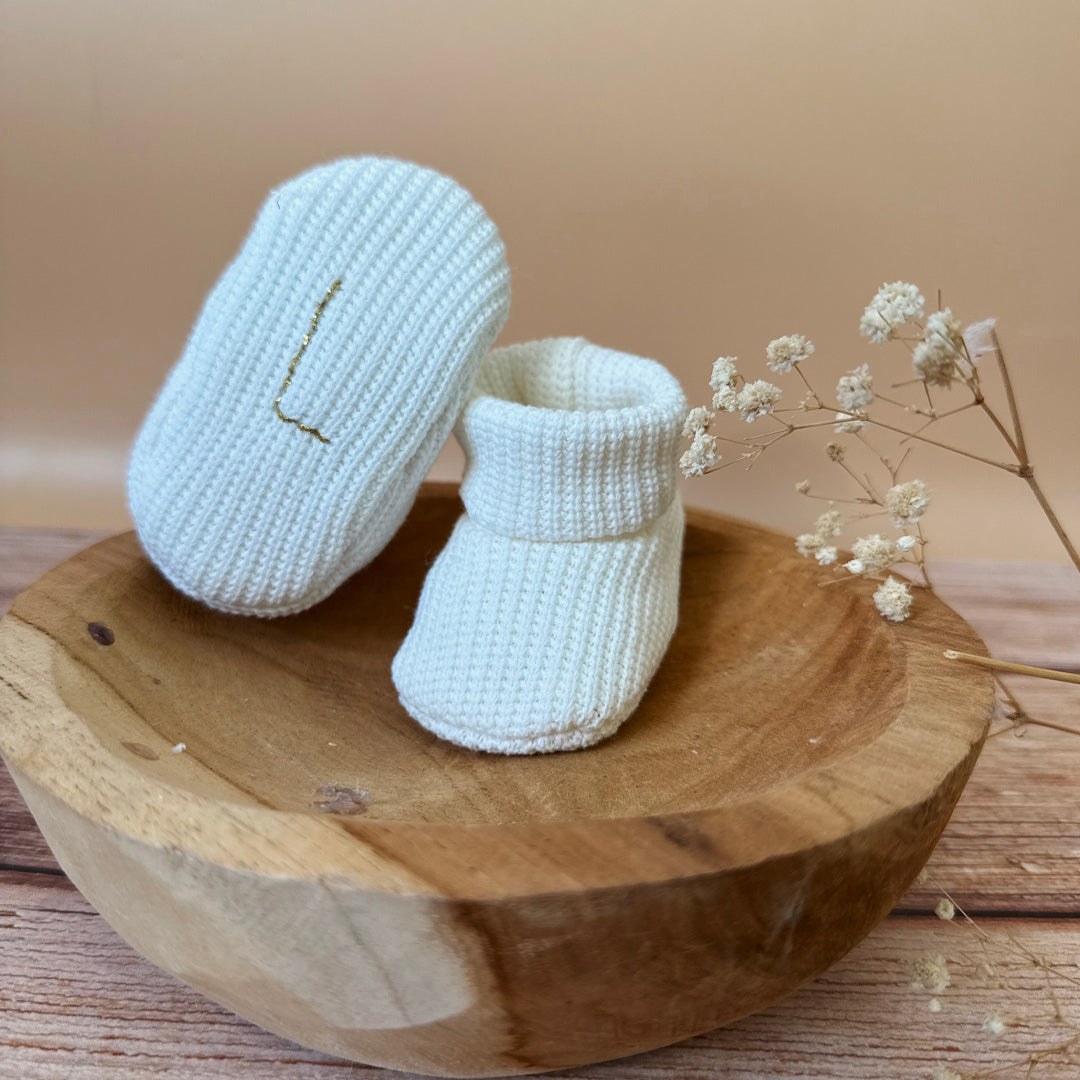 Les premiers jours de bébé sont précieux, et chaque détail compte pour assurer son confort et sa chaleur. Les chaussons en maille éponge côtelée réchaufferont les petits pieds de votre tout-petit pour ces premiers jours. Confectionné avec soin dans une maille éponge côtelée, ils offrent à votre bébé douceur et confort incomparables. Ils sont fabriqués dans l’un de nos ateliers partenaires français. Un cadeau parfaitement adapté pour accueillir votre petit trésor dans le monde avec tendresse et douceur. Grâc