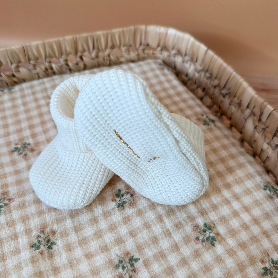 Les premiers jours de bébé sont précieux, et chaque détail compte pour assurer son confort et sa chaleur. Les chaussons en maille éponge côtelée réchaufferont les petits pieds de votre tout-petit pour ces premiers jours. Confectionné avec soin dans une maille éponge côtelée, ils offrent à votre bébé douceur et confort incomparables. Ils sont fabriqués dans l’un de nos ateliers partenaires français. Un cadeau parfaitement adapté pour accueillir votre petit trésor dans le monde avec tendresse et douceur. Grâc