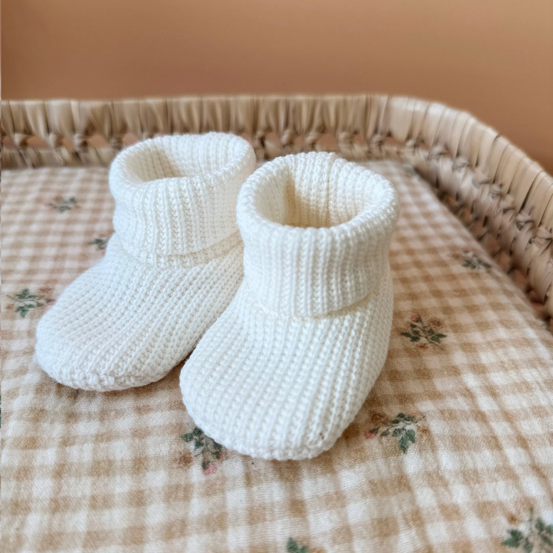 Les premiers jours de bébé sont précieux, et chaque détail compte pour assurer son confort et sa chaleur. Les chaussons en maille éponge côtelée réchaufferont les petits pieds de votre tout-petit pour ces premiers jours. Confectionné avec soin dans une maille éponge côtelée, ils offrent à votre bébé douceur et confort incomparables. Ils sont fabriqués dans l’un de nos ateliers partenaires français. Un cadeau parfaitement adapté pour accueillir votre petit trésor dans le monde avec tendresse et douceur. Grâc