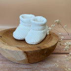 Les premiers jours de bébé sont précieux, et chaque détail compte pour assurer son confort et sa chaleur. Les chaussons en maille éponge côtelée réchaufferont les petits pieds de votre tout-petit pour ces premiers jours. Confectionné avec soin dans une maille éponge côtelée, ils offrent à votre bébé douceur et confort incomparables. Ils sont fabriqués dans l’un de nos ateliers partenaires français. Un cadeau parfaitement adapté pour accueillir votre petit trésor dans le monde avec tendresse et douceur. Grâc