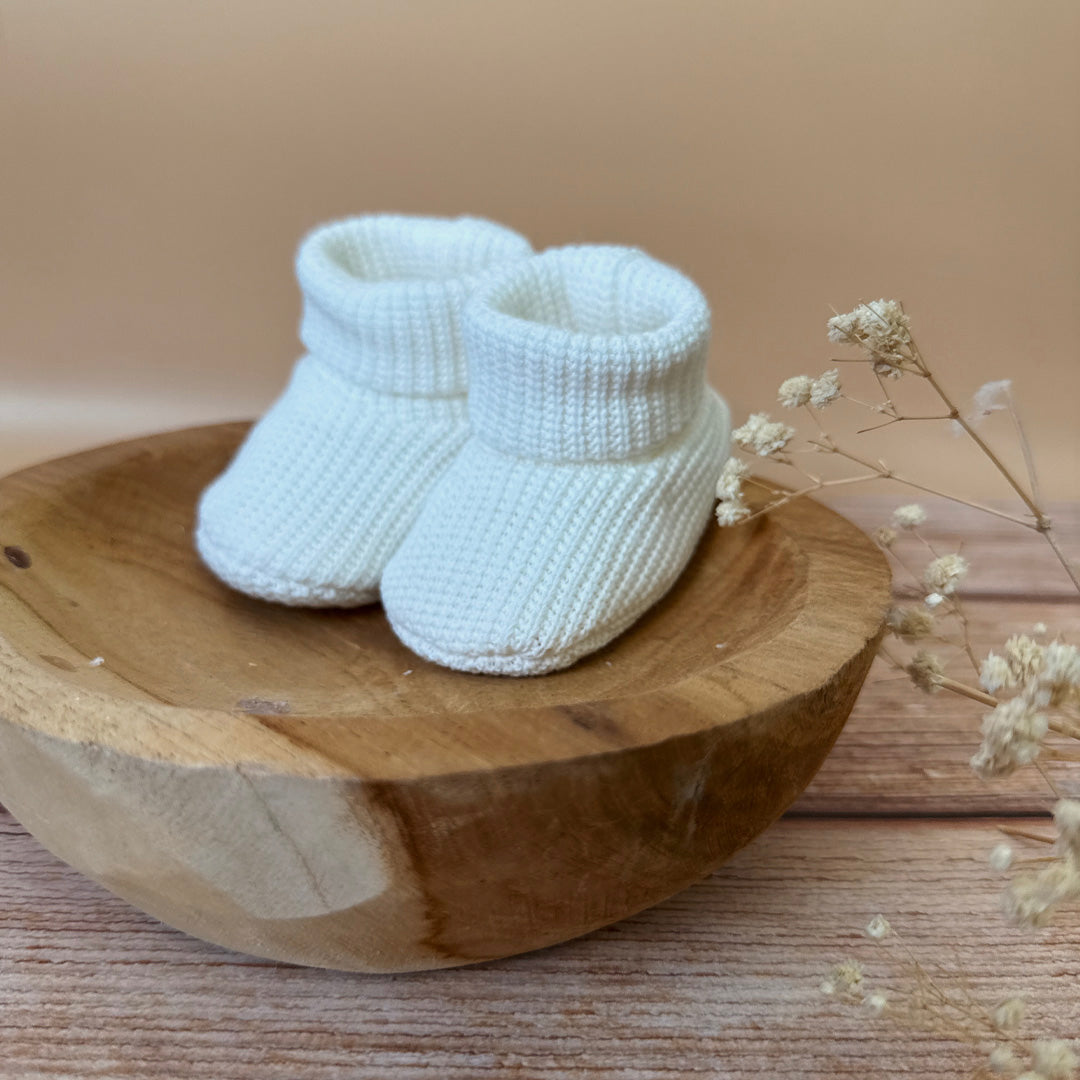 Les premiers jours de bébé sont précieux, et chaque détail compte pour assurer son confort et sa chaleur. Les chaussons en maille éponge côtelée réchaufferont les petits pieds de votre tout-petit pour ces premiers jours. Confectionné avec soin dans une maille éponge côtelée, ils offrent à votre bébé douceur et confort incomparables. Ils sont fabriqués dans l’un de nos ateliers partenaires français. Un cadeau parfaitement adapté pour accueillir votre petit trésor dans le monde avec tendresse et douceur. Grâc