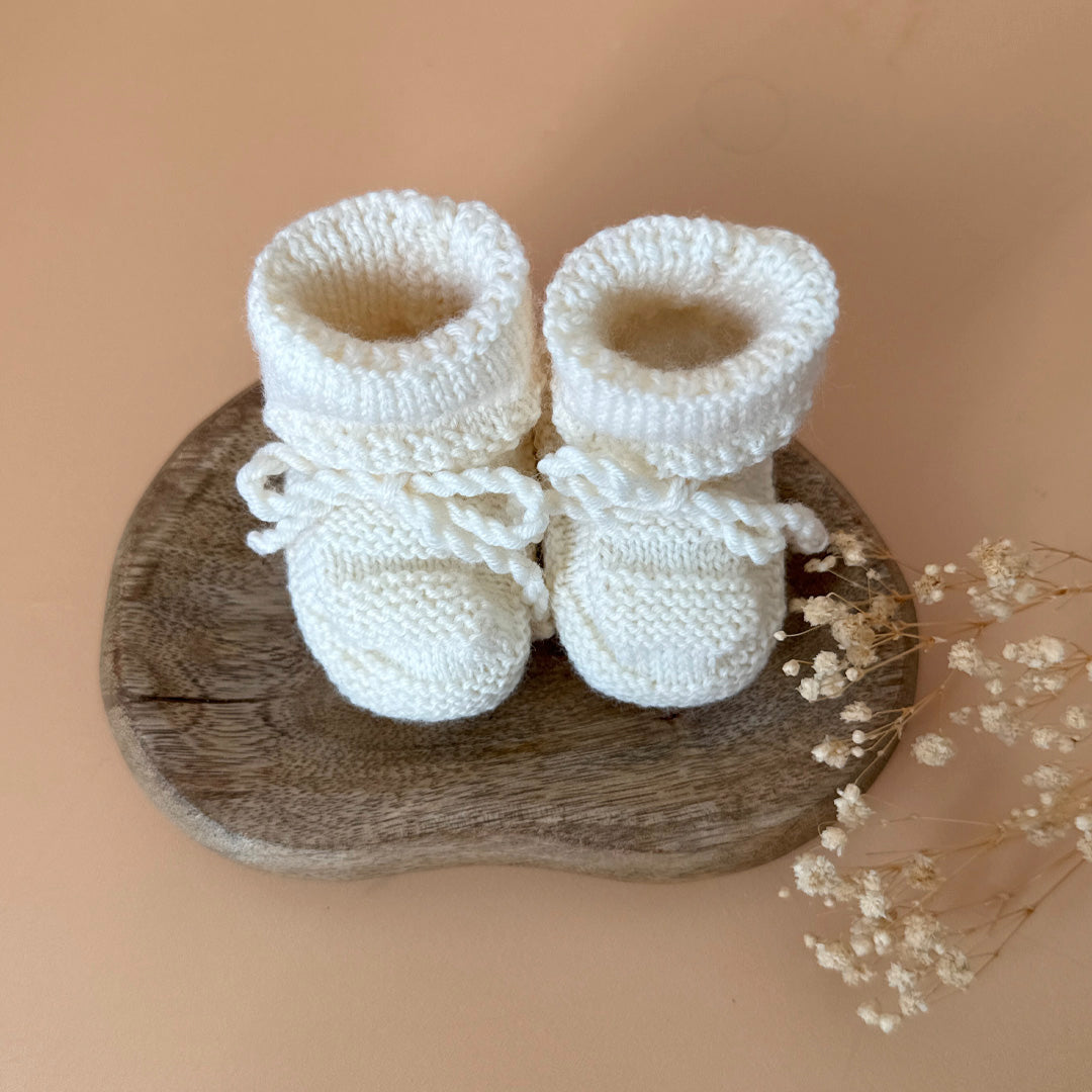 Les premiers jours de bébé sont précieux, et chaque détail compte pour assurer son confort et sa chaleur. Les chaussons en maille tricot réchaufferont les petits pieds de votre tout-petit pour ces premiers jours. Tricoté avec soin cette laine apporte de la chaleur, une légèreté, un fil chaud , doux et léger. Ils sont fabriqués dans l’un de nos ateliers partenaires français. Nous préconisons ces petits chaussons pour les naissances qui auront lieu au beaux jours ( de mai à septembre) . Grâce à sa texture et 
