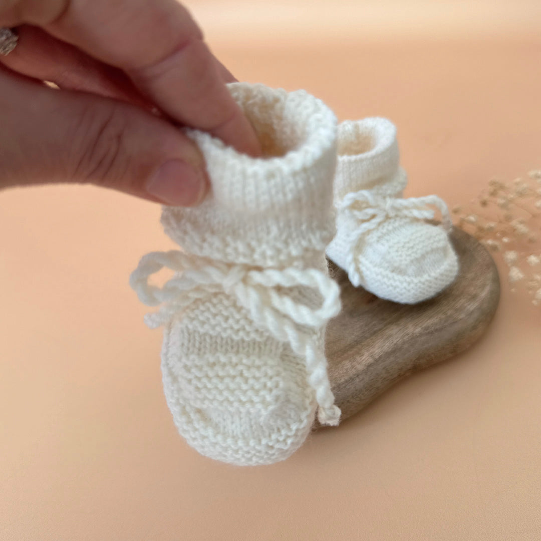 Les premiers jours de bébé sont précieux, et chaque détail compte pour assurer son confort et sa chaleur. Les chaussons en maille tricot réchaufferont les petits pieds de votre tout-petit pour ces premiers jours. Tricoté avec soin cette laine apporte de la chaleur, une légèreté, un fil chaud , doux et léger. Ils sont fabriqués dans l’un de nos ateliers partenaires français. Nous préconisons ces petits chaussons pour les naissances qui auront lieu au beaux jours ( de mai à septembre) . Grâce à sa texture et 