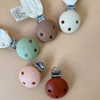 Élégante, douce et sécurisée, notre attache tétine en gaze de coton  accompagne bébé au quotidien tout en ajoutant une touche délicate à sa tenue. Chaque modèle est personnalisable avec le prénom de bébé, soigneusement brodé à la main, pour créer un accessoire unique et plein de sens. Dotée d’un lien doré raffiné pour fixer la tétine et d’une pince ronde en silicone embossé, elle allie esthétique et praticité.