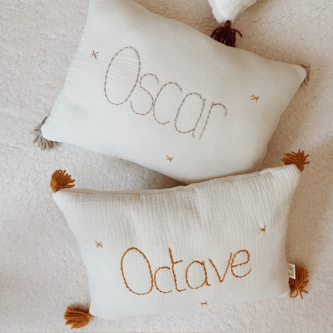 Coussin personnalisé - coloris de pompons au choix