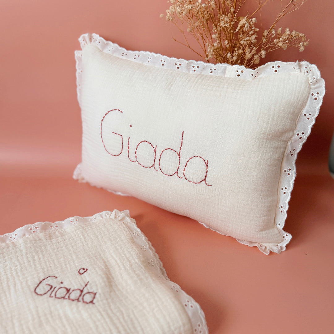Coussin gaze de coton dentelée + dos en sherpa personnalisé