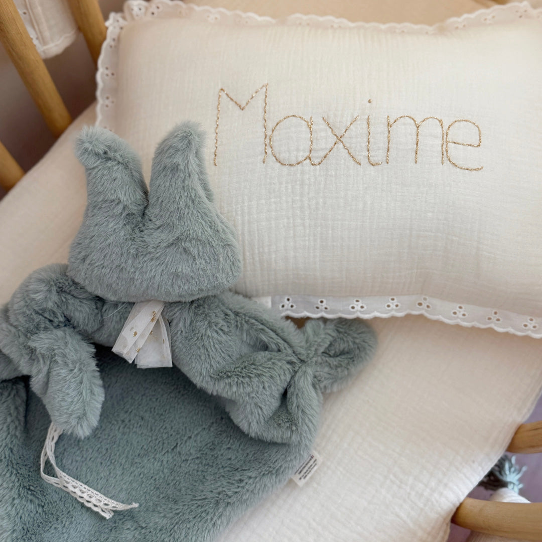 Coussin gaze de coton dentelée + dos en sherpa personnalisé