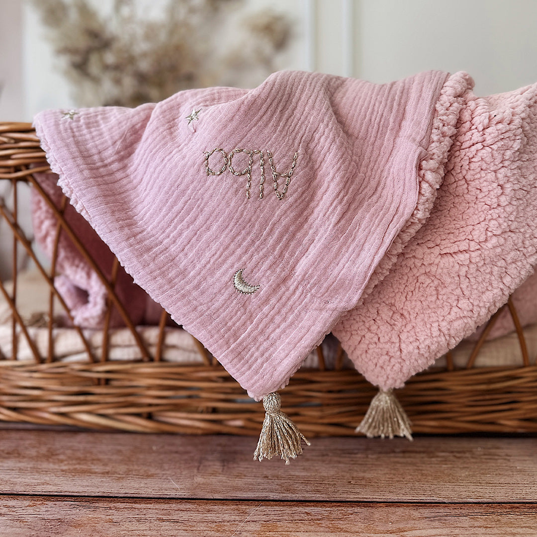 La couverture est une des pièces indispensable du trousseau de bébé. Parfaite en cadeau de naissance ou à s’offrir soit même, cette couverture demie saison  vous accompagnera très longtemps dans vos moments câlins avec bébé. Les bébés d’hiver sont particulièrement exposé à une température très basse dès la sortir du ventre de maman. Cette couverture demie saison est idéale pour les naissances de mars à mai ainsi que de septembre à novembre. Dès son arrivée, bébé passe d'un environnement clos de 37°C à une t