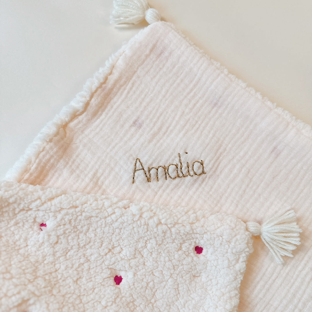 couverture chaude pour bébé en sherpa brodée petits coeurs et gaze de coton écrue