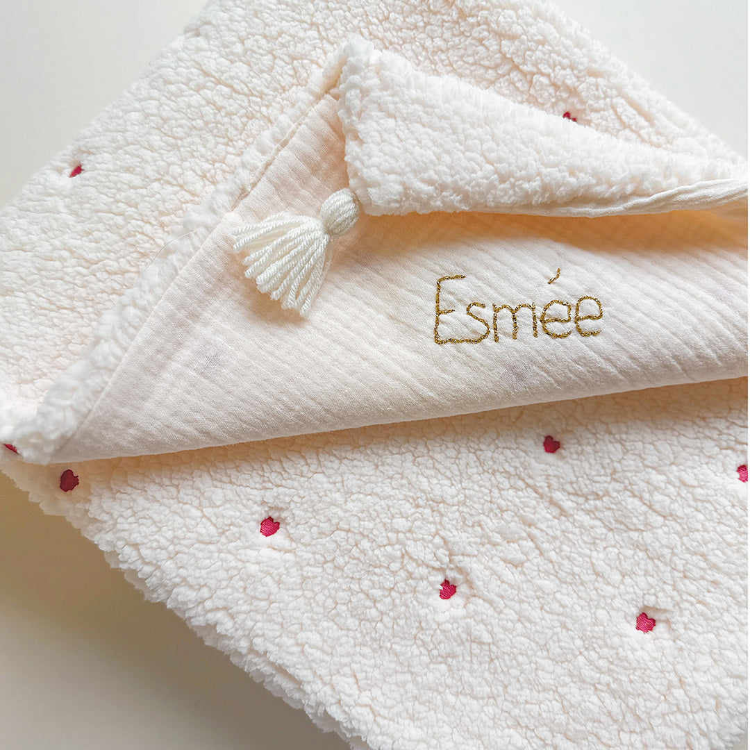 couverture chaude pour bébé en sherpa brodée petits coeurs et gaze de coton écrue