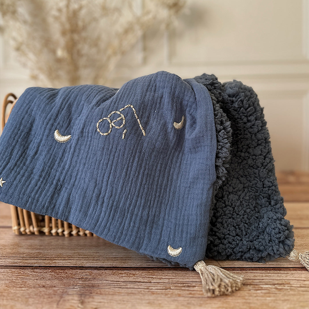 La couverture est une des pièces indispensable du trousseau de bébé. Parfaite en cadeau de naissance ou à s’offrir soit même, cette couverture demie saison  vous accompagnera très longtemps dans vos moments câlins avec bébé. Les bébés d’hiver qui naissent pendant les mois les plus froids ont besoin d'être tenus bien au chaud à la sortie du ventre de maman. C'est pourquoi nous avons conçu cette couverture demie saison, idéale pour les naissances de mars à mai puis de septembre à novembre. Dès son arrivée, bé