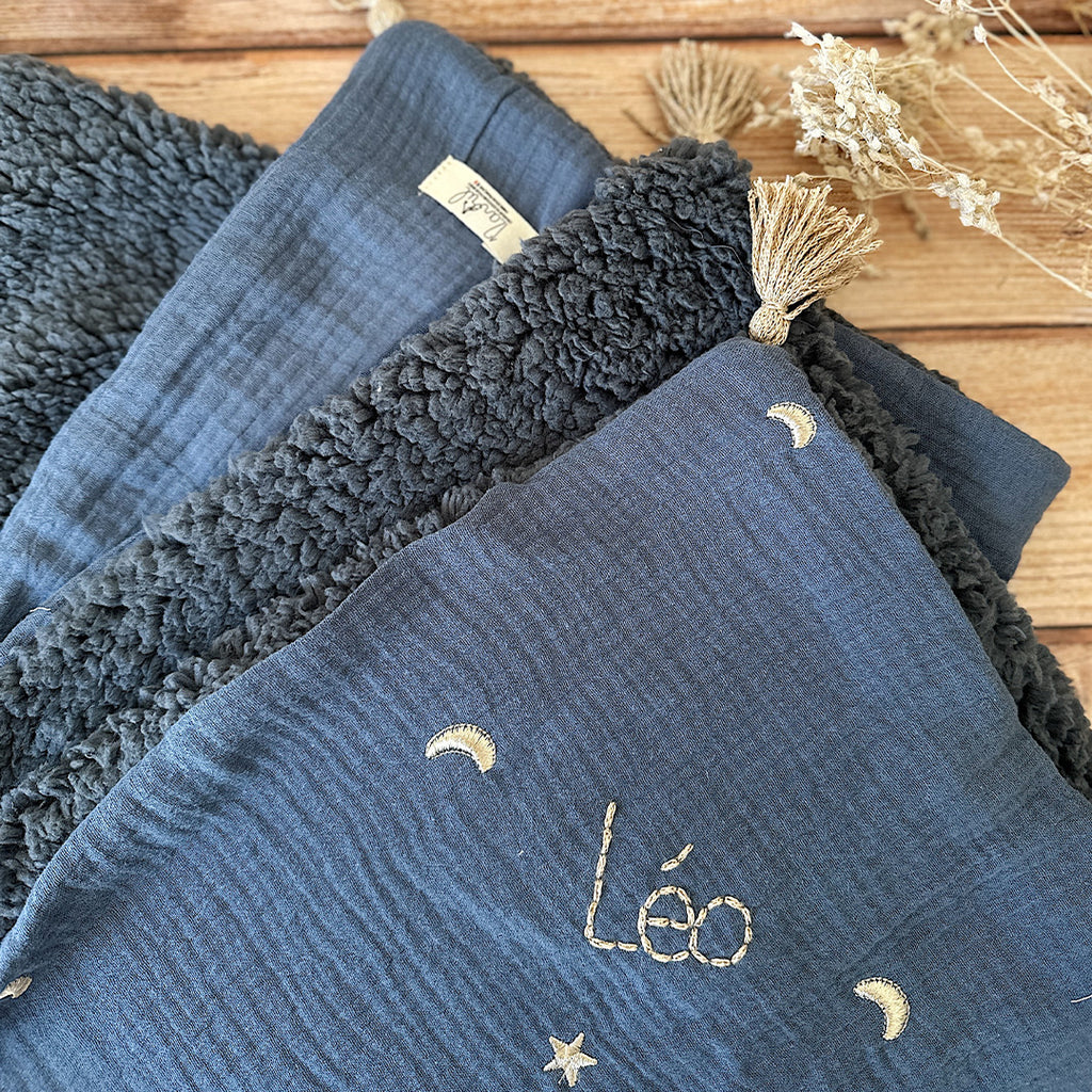 La couverture est une des pièces indispensable du trousseau de bébé. Parfaite en cadeau de naissance ou à s’offrir soit même, cette couverture demie saison  vous accompagnera très longtemps dans vos moments câlins avec bébé. Les bébés d’hiver qui naissent pendant les mois les plus froids ont besoin d'être tenus bien au chaud à la sortie du ventre de maman. C'est pourquoi nous avons conçu cette couverture demie saison, idéale pour les naissances de mars à mai puis de septembre à novembre. Dès son arrivée, bé