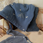 La couverture est une des pièces indispensable du trousseau de bébé. Parfaite en cadeau de naissance ou à s’offrir soit même, cette couverture demie saison  vous accompagnera très longtemps dans vos moments câlins avec bébé. Les bébés d’hiver qui naissent pendant les mois les plus froids ont besoin d'être tenus bien au chaud à la sortie du ventre de maman. C'est pourquoi nous avons conçu cette couverture demie saison, idéale pour les naissances de mars à mai puis de septembre à novembre. Dès son arrivée, bé