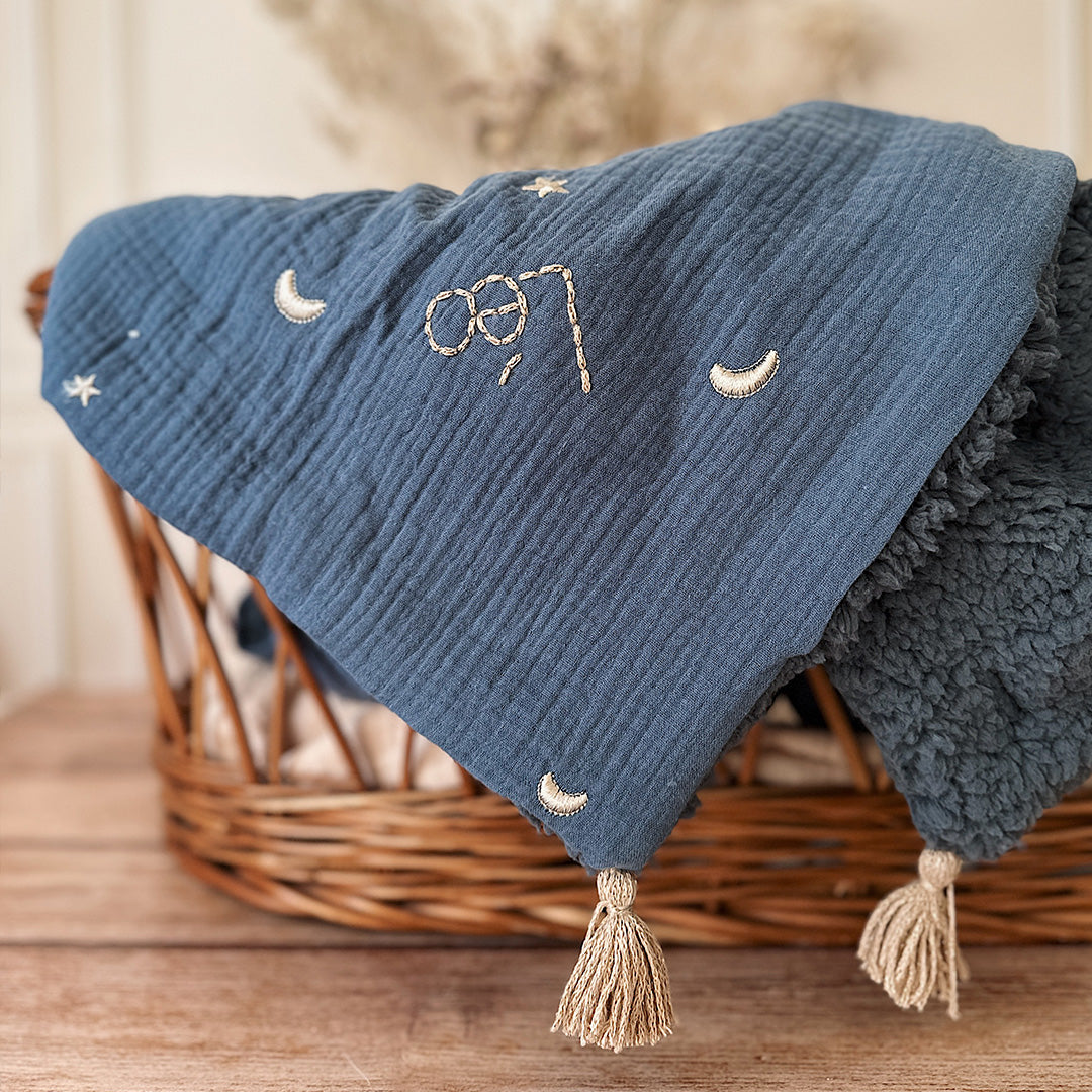 La couverture est une des pièces indispensable du trousseau de bébé. Parfaite en cadeau de naissance ou à s’offrir soit même, cette couverture demie saison  vous accompagnera très longtemps dans vos moments câlins avec bébé. Les bébés d’hiver qui naissent pendant les mois les plus froids ont besoin d'être tenus bien au chaud à la sortie du ventre de maman. C'est pourquoi nous avons conçu cette couverture demie saison, idéale pour les naissances de mars à mai puis de septembre à novembre. Dès son arrivée, bé