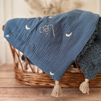 La couverture est une des pièces indispensable du trousseau de bébé. Parfaite en cadeau de naissance ou à s’offrir soit même, cette couverture demie saison  vous accompagnera très longtemps dans vos moments câlins avec bébé. Les bébés d’hiver qui naissent pendant les mois les plus froids ont besoin d'être tenus bien au chaud à la sortie du ventre de maman. C'est pourquoi nous avons conçu cette couverture demie saison, idéale pour les naissances de mars à mai puis de septembre à novembre. Dès son arrivée, bé