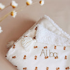 couverture de naissance brodée fleurs et fausse fourrure