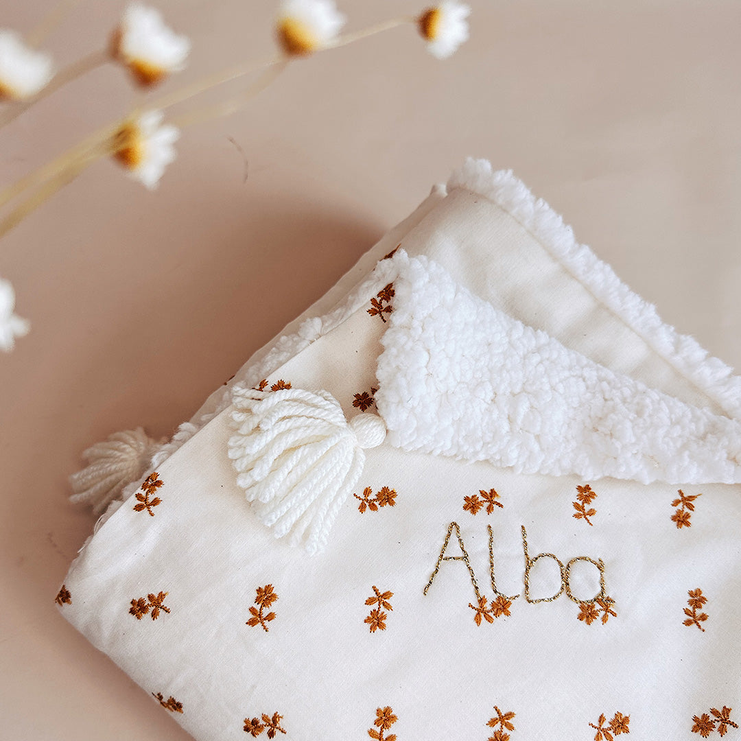 couverture de naissance brodée fleurs et fausse fourrure