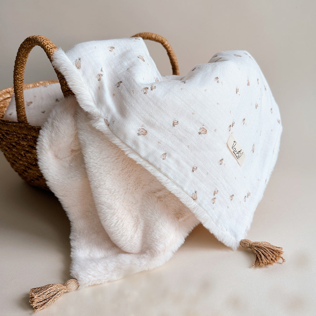 Couverture chaude bébé d’hiver - fausse fourrure sherpa écrue et gaze de coton motif oiseaux rossignols