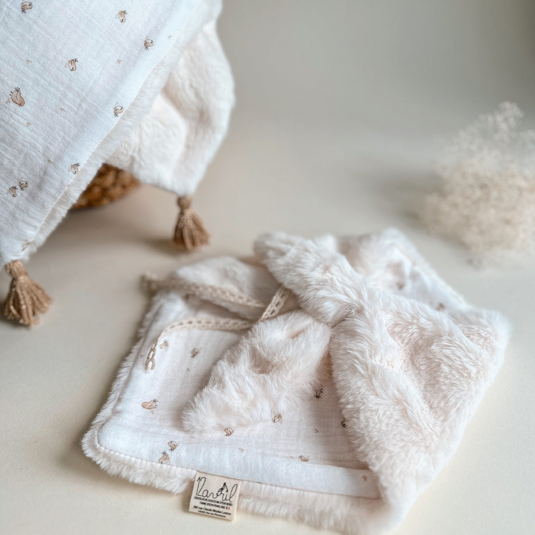 Doudou Lange motif rossignols. Fausse fourrure sherpa et double gaze de coton biologique hypoallergénique.