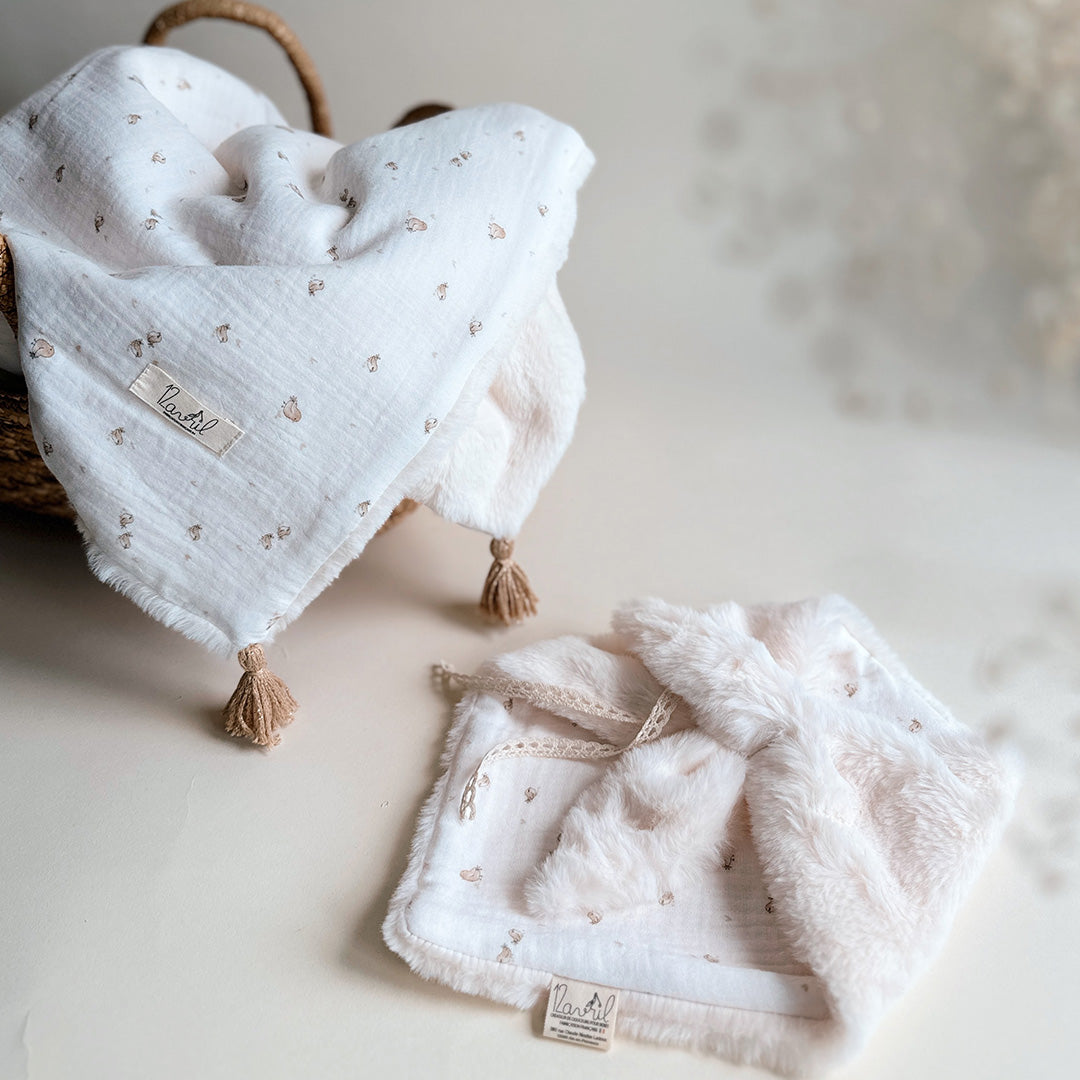 Doudou Lange motif rossignols. Fausse fourrure sherpa et double gaze de coton biologique hypoallergénique.