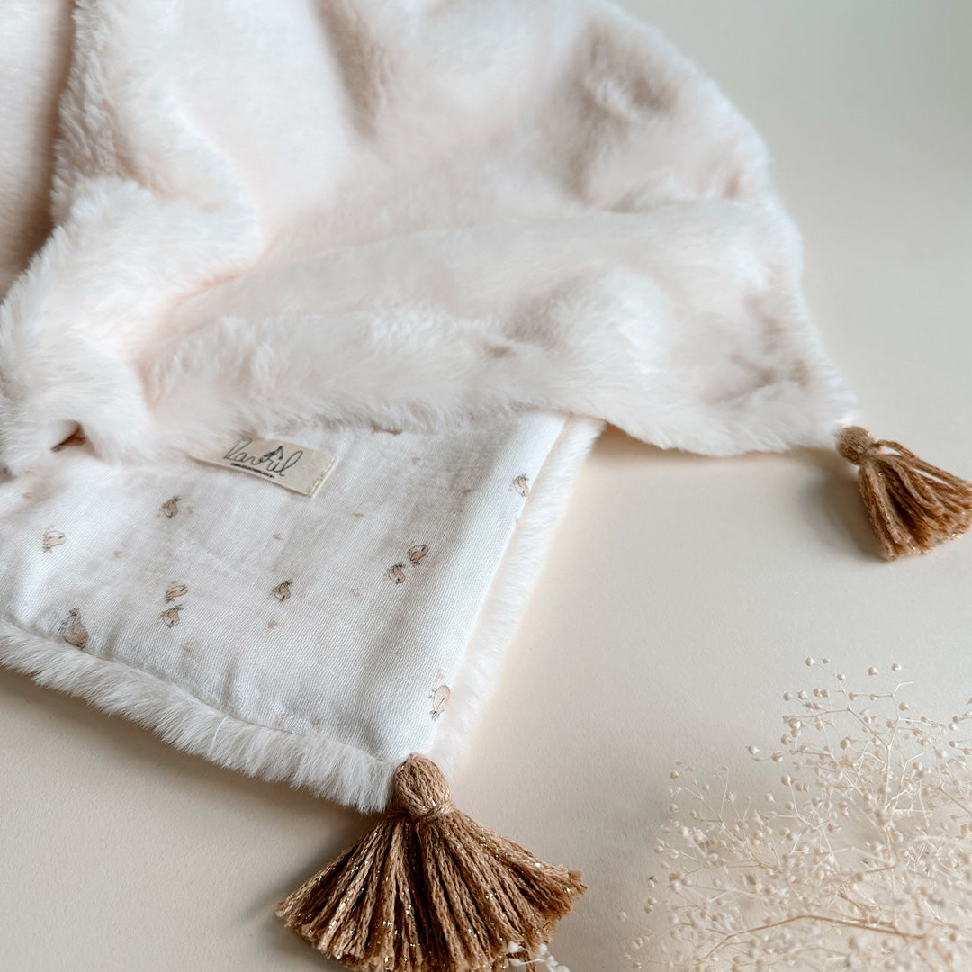 Couverture chaude bébé d’hiver - fausse fourrure sherpa écrue et gaze de coton motif oiseaux rossignols