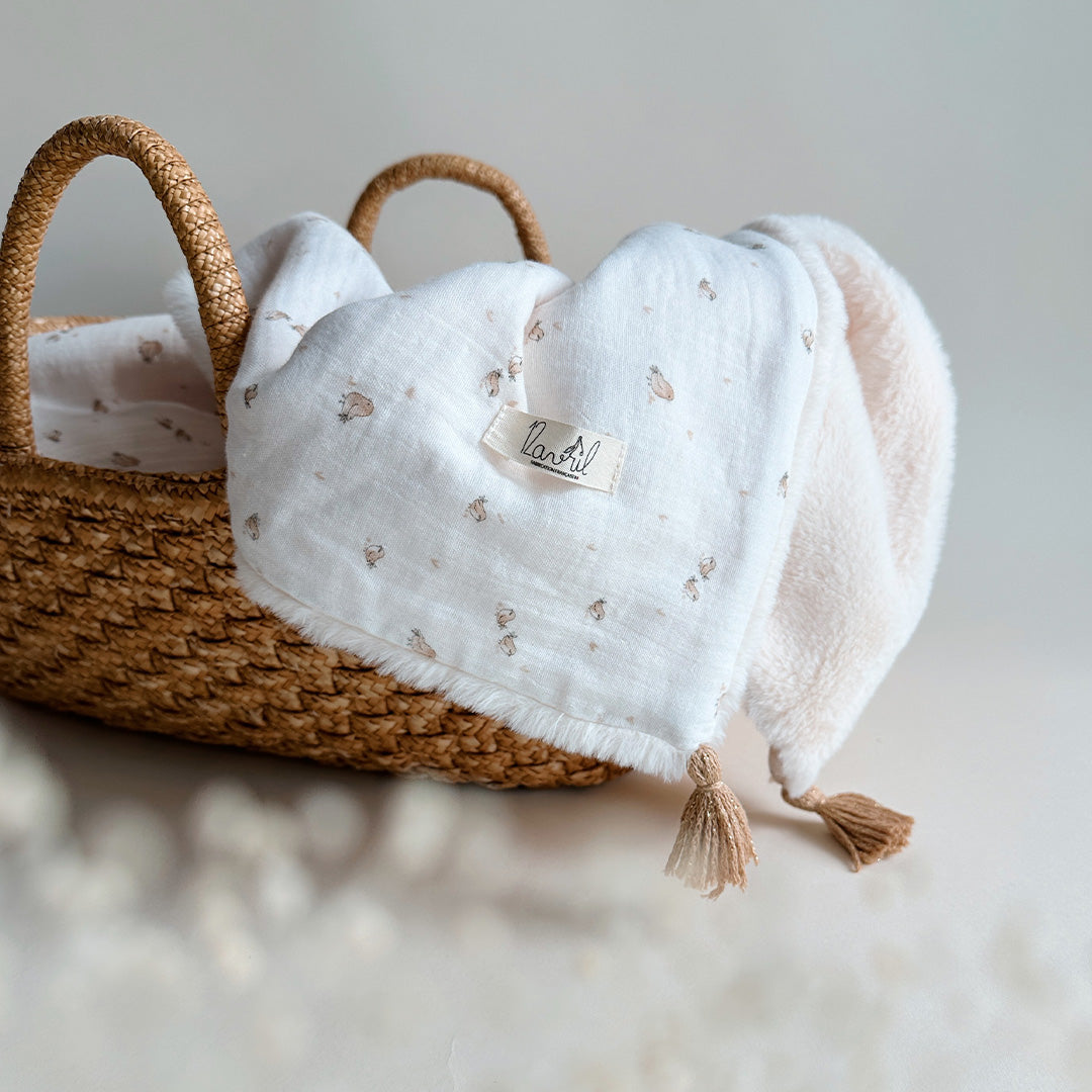 Couverture chaude bébé d’hiver - fausse fourrure sherpa écrue et gaze de coton motif oiseaux rossignols