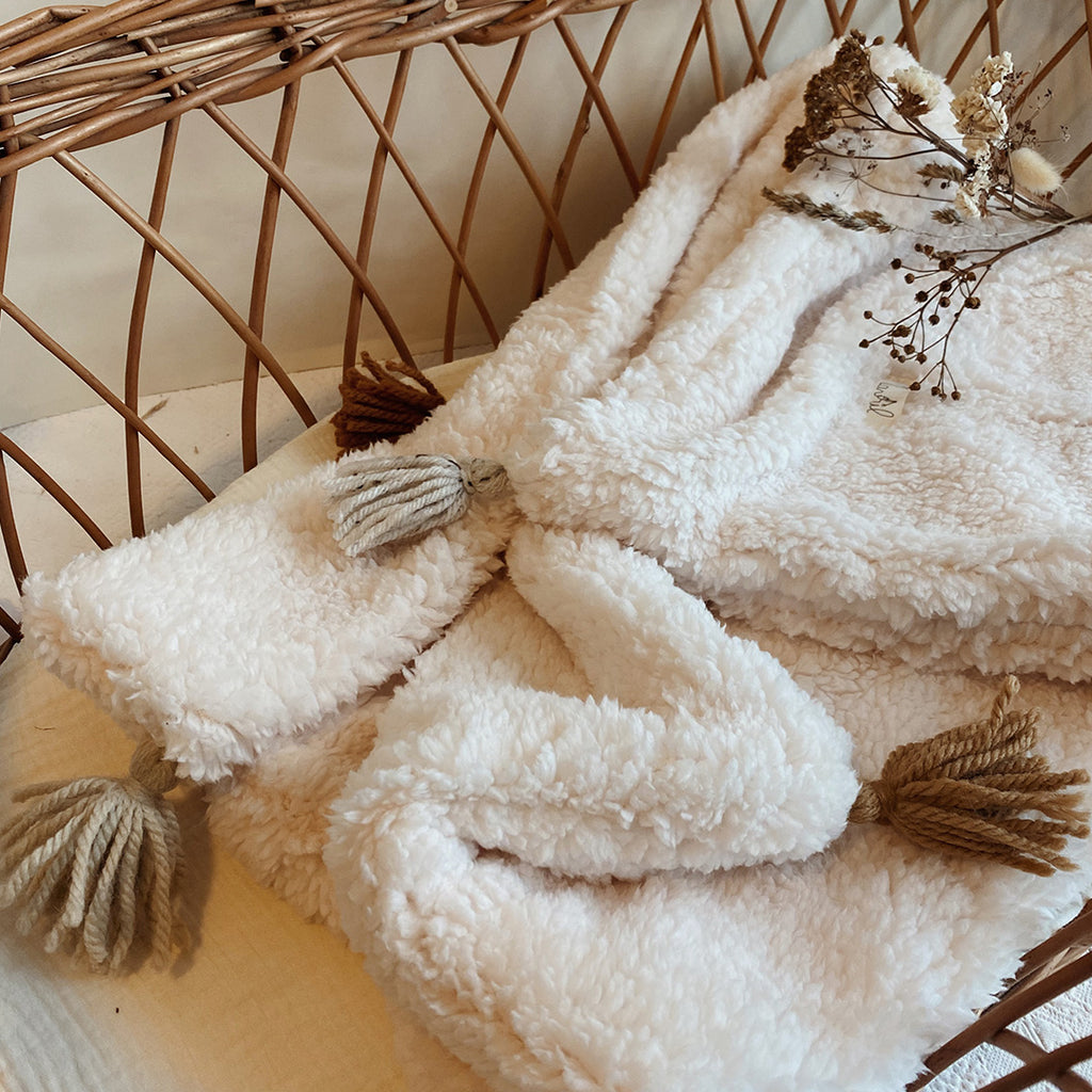 Couverture spéciale bébé d’hiver très chaude pompons coloris naturel - double fourrure esprit mouton