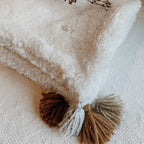 Couverture spéciale bébé d’hiver très chaude pompons coloris naturel - double fourrure esprit mouton