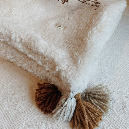 Couverture spéciale bébé d’hiver très chaude pompons coloris naturel - double fourrure esprit mouton