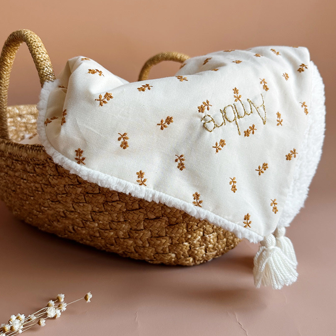 couverture de naissance brodée fleurs et fausse fourrure