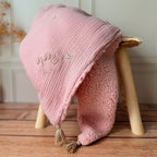 La couverture est une des pièces indispensable du trousseau de bébé. Parfaite en cadeau de naissance ou à s’offrir soit même, cette couverture demie saison  vous accompagnera très longtemps dans vos moments câlins avec bébé. Les bébés d’hiver sont particulièrement exposé à une température très basse dès la sortir du ventre de maman. Cette couverture demie saison est idéale pour les naissances de mars à mai ainsi que de septembre à novembre. Dès son arrivée, bébé passe d'un environnement clos de 37°C à une t