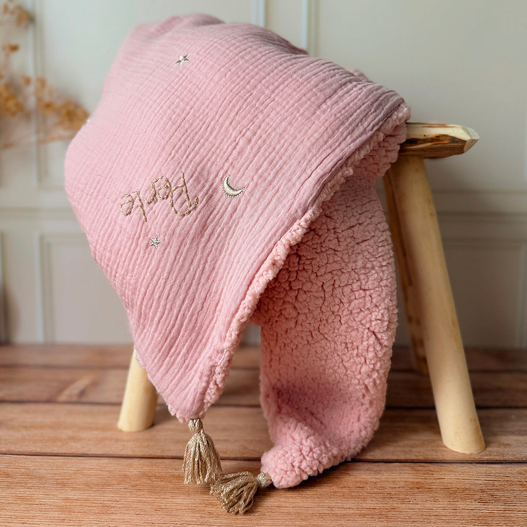 La couverture est une des pièces indispensable du trousseau de bébé. Parfaite en cadeau de naissance ou à s’offrir soit même, cette couverture demie saison  vous accompagnera très longtemps dans vos moments câlins avec bébé. Les bébés d’hiver sont particulièrement exposé à une température très basse dès la sortir du ventre de maman. Cette couverture demie saison est idéale pour les naissances de mars à mai ainsi que de septembre à novembre. Dès son arrivée, bébé passe d'un environnement clos de 37°C à une t