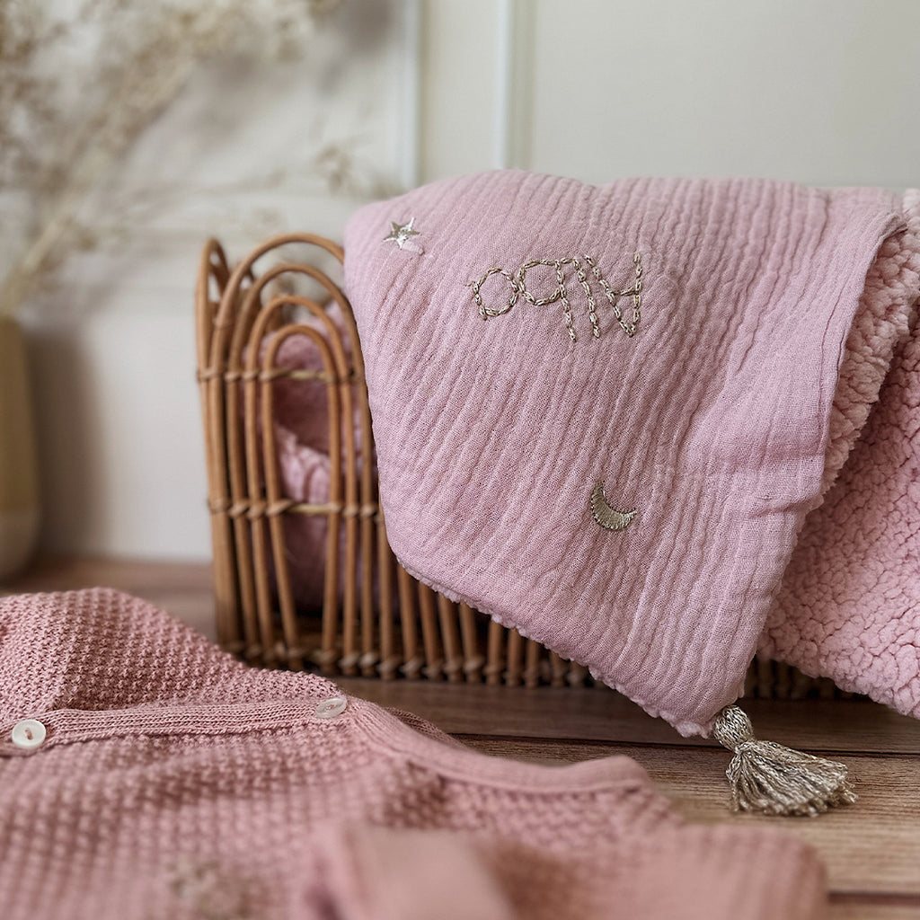 Offrez à votre bébé le confort et l'élégance avec notre magnifique combinaison de naissance en maille nid d'abeille, coloris Bois de rose. Confectionnée avec soin en France, cette combinaison allie douceur et praticité, idéale pour les premiers jours de votre petit trésor. Notre combinaison bébé est confortable et très élégante. Avec son joli point de tricot en nid d'abeille, cette combinaison offre un style unique et très chic ! Tricotée en France dans la région roannaise, elle est respectueuse du savoir f