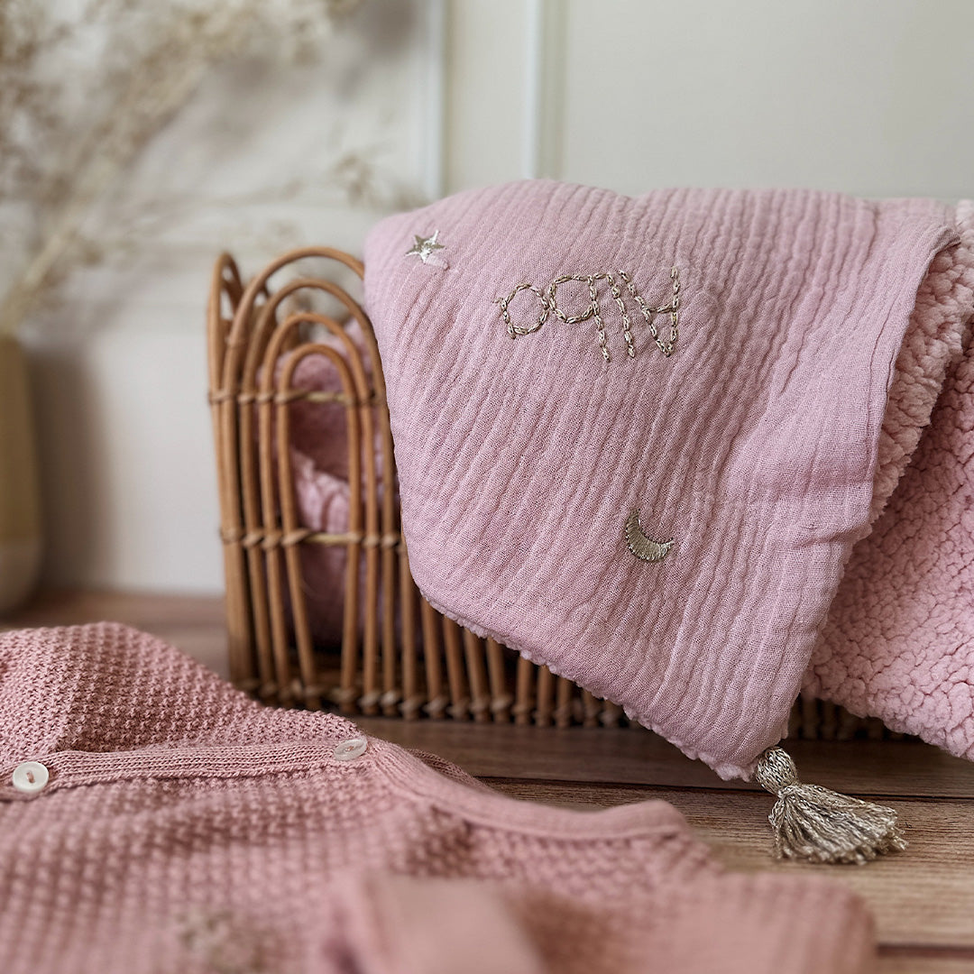 Offrez à votre bébé le confort et l'élégance avec notre magnifique combinaison de naissance en maille nid d'abeille, coloris Bois de rose. Confectionnée avec soin en France, cette combinaison allie douceur et praticité, idéale pour les premiers jours de votre petit trésor. Notre combinaison bébé est confortable et très élégante. Avec son joli point de tricot en nid d'abeille, cette combinaison offre un style unique et très chic ! Tricotée en France dans la région roannaise, elle est respectueuse du savoir f